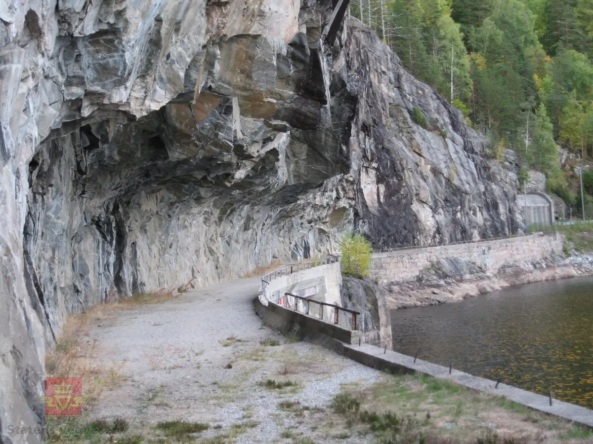 Halvtunnel på kjøreveg fra 1923 rundt Fånefjell. Fredet etter kulturminnelovens § 22.a. 
Inngår i Fånefjell vegmiljø sammen med Postvegen fra 1842 og tunnel (rv. 9) fra 1962. 

Objekt nr. 47-50 Fånefjell vegmiljø, side 68, i "Nasjonal verneplan for veger, bruer og vegrelaterte kulturminner. Statens vegvesen - Region Sør."
Se Nedlastinger  lenger ned på siden.