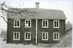 Västerlövsta sn, Heby kn, By.
By 2:2, mangårdsbyggnad, 1992.