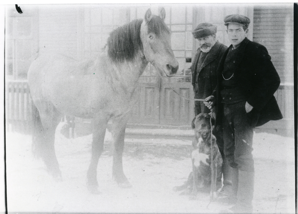 Västerlövsta sn, Heby kn, Hårsbäck.
Johan Wikström med sonen Oskar Wikström, c:a 1913-1918.