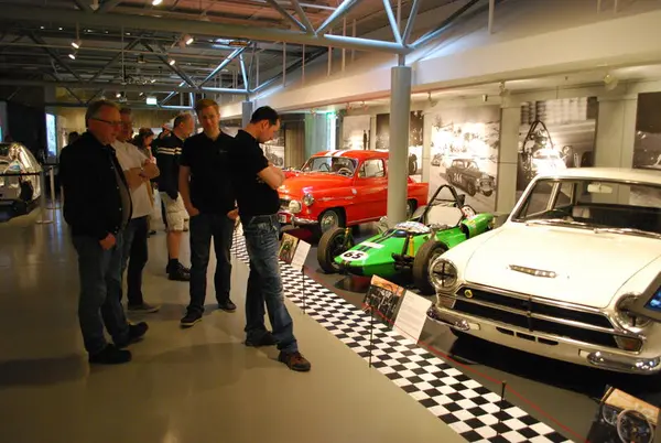 Menn ser på bil i utstilling på Norsk vegmuseum