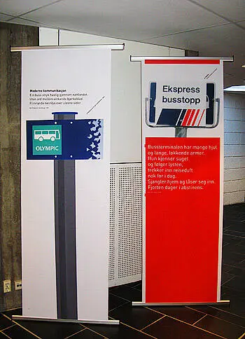 To stk roll ups med informasjon om buss-stopp stående i resepsjonsområdet på Norsk vegmuseum.
