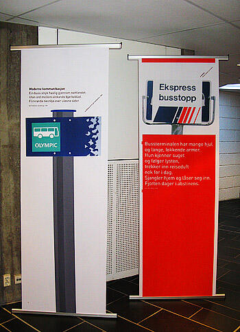 To stk roll ups med informasjon om buss-stopp stående i resepsjonsområdet på Norsk vegmuseum.