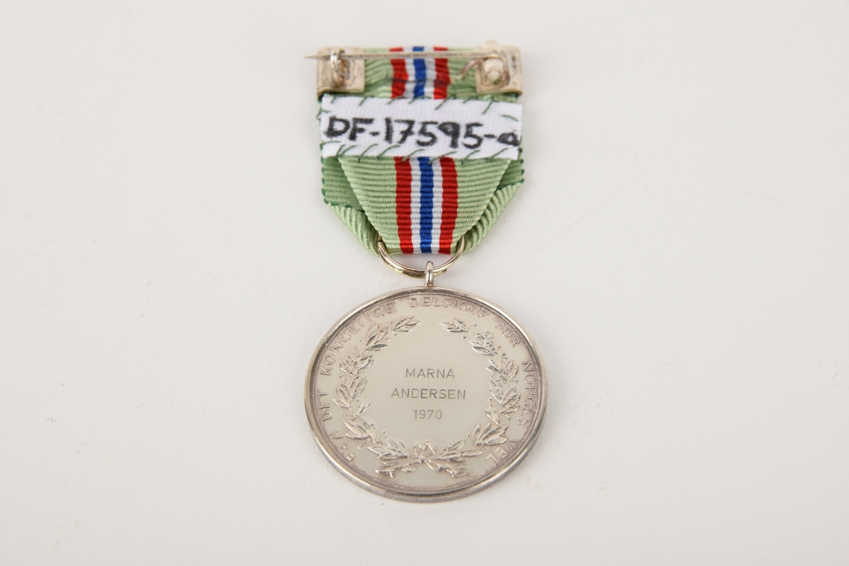 Et eksemplar av "Medaljen for lang og tro tjeneste" i originalt etui. 

Sirkulær medalje med ordensbånd, oppbevart i rektangulært etui.