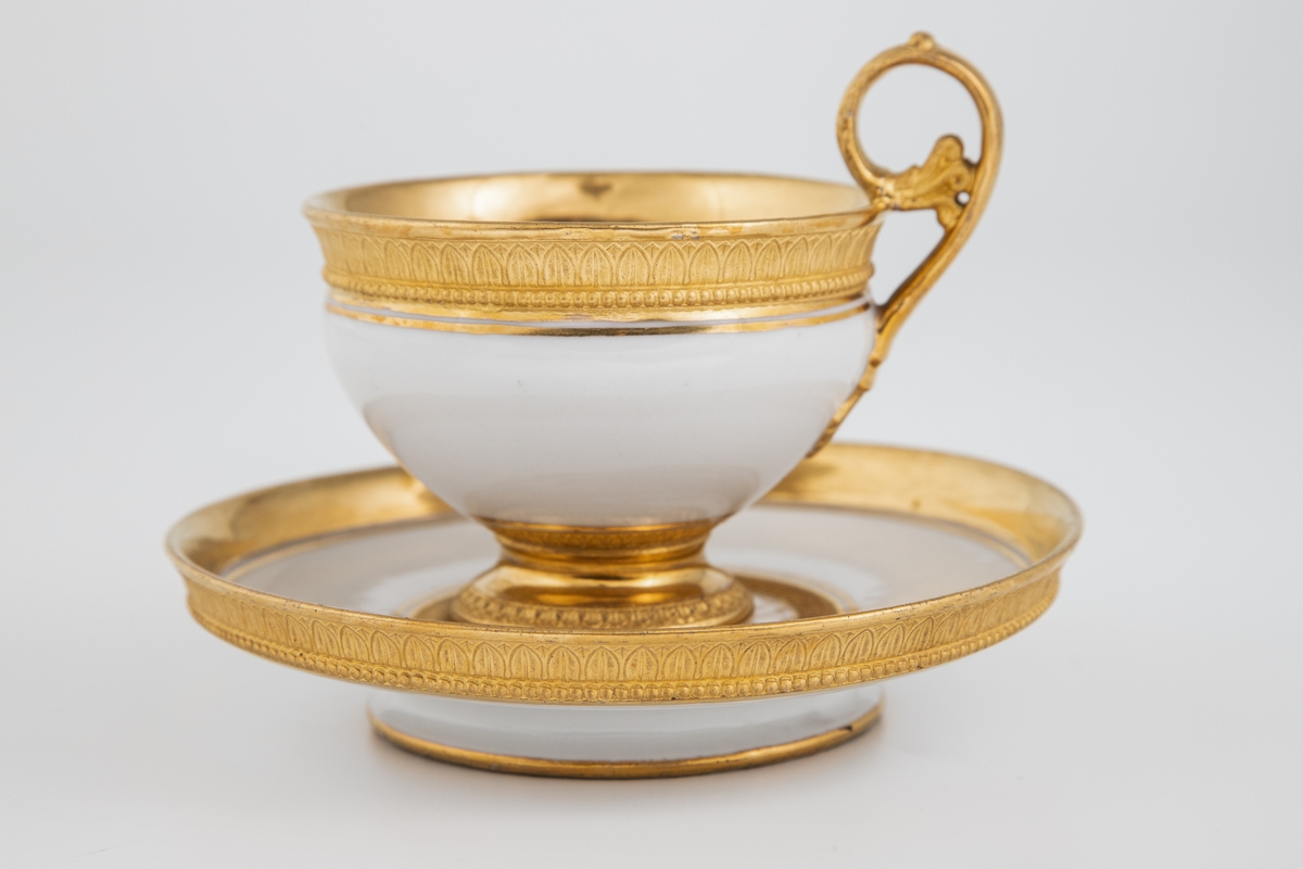 Koppen er dekorert med antikke ornamenter: Et bånd med ionisk kymation (eggstav) langs randen og nederst på koppens korpus. Rundt foten et bånd med lesbisk kymation. Håntak formet som et akantusblad. Et bånd med ionisk kymation på utsiden av skålen og tvunnet tau i speilet.