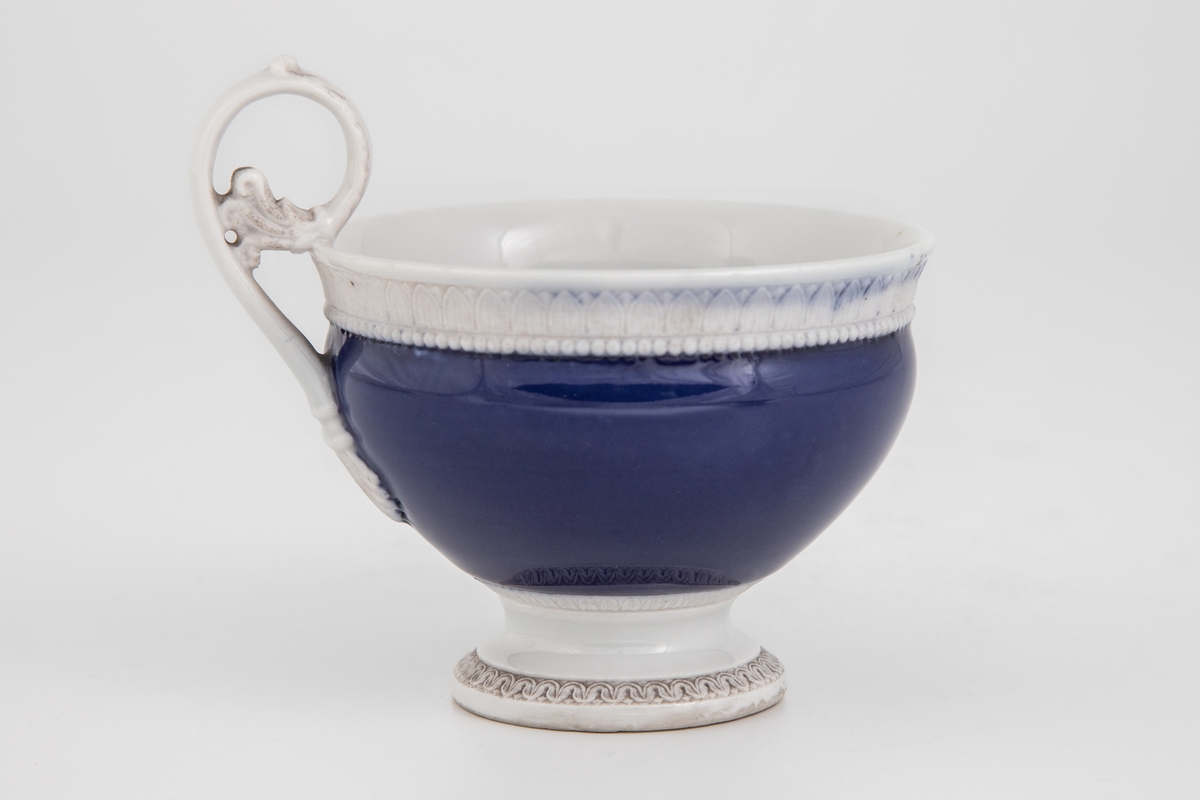Koppen er dekorert med antikke ornamenter: Et bånd med ionisk kymation (eggstav) langs randen og nederst på koppens korpus. Rundt foten et bånd med lesbisk kymation. Håntak formet som et akantusblad. Et bånd med ionisk kymation rundt speilet på skålen.