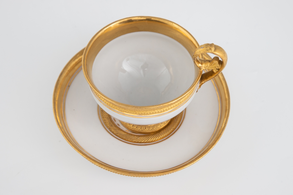Koppen er dekorert med antikke ornamenter: Et bånd med ionisk kymation (eggstav) langs randen og nederst på koppens korpus. Rundt foten et bånd med lesbisk kymation. Håntak formet som et akantusblad. Et bånd med ionisk kymation på utsiden av skålen og tvunnet tau i speilet.