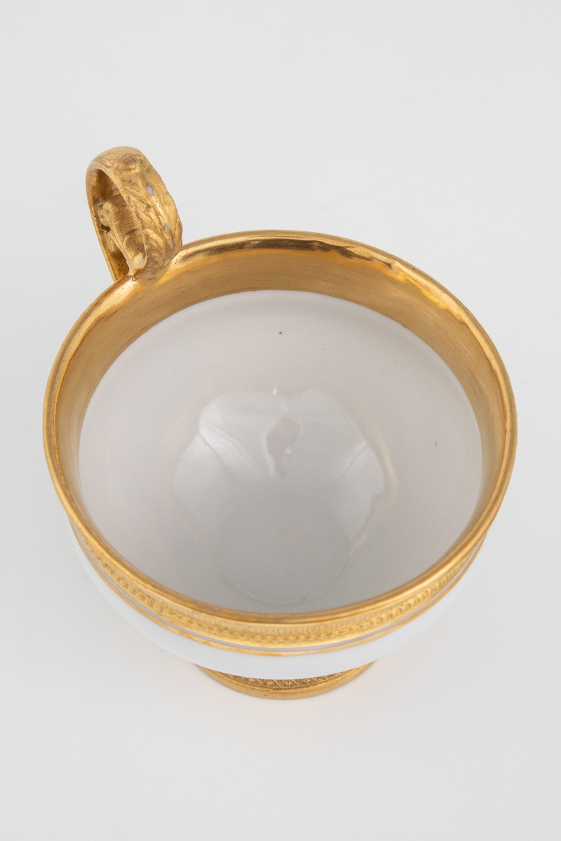 Koppen er dekorert med antikke ornamenter: Et bånd med ionisk kymation (eggstav) langs randen og nederst på koppens korpus. Rundt foten et bånd med lesbisk kymation. Håntak formet som et akantusblad. Et bånd med ionisk kymation på utsiden av skålen og tvunnet tau i speilet.