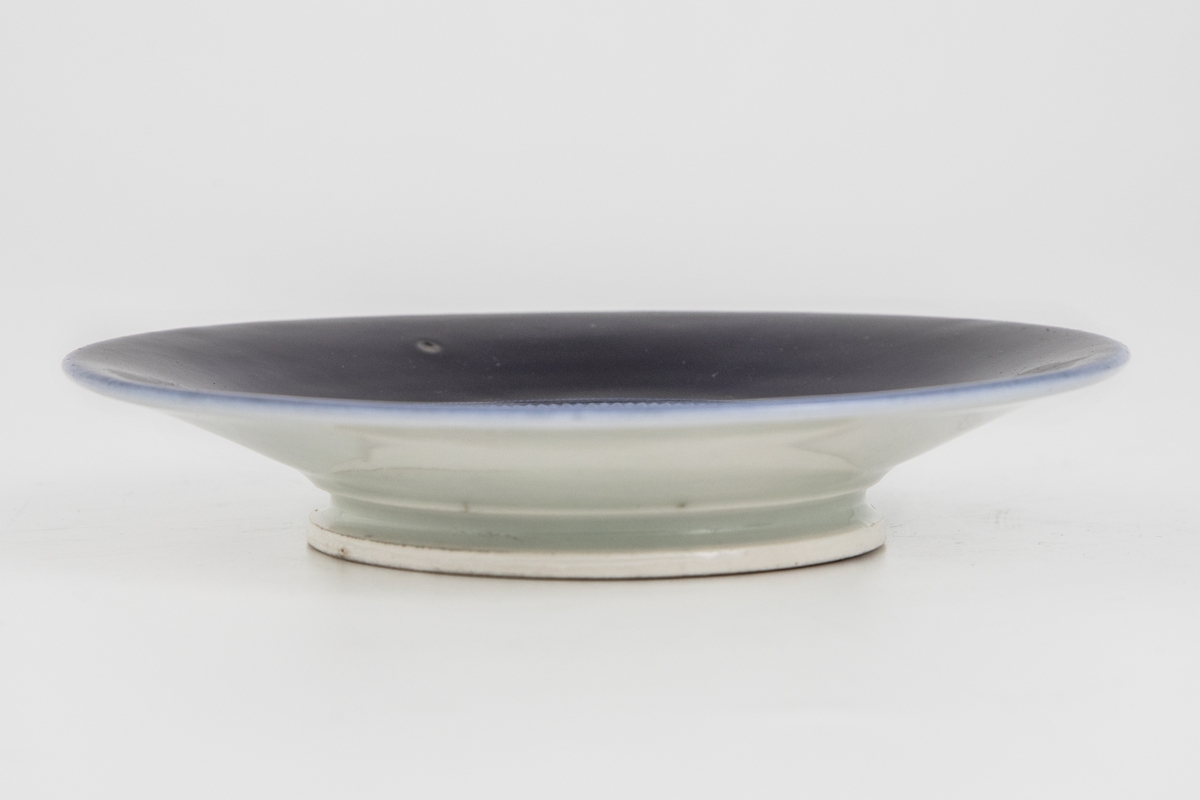 Koppen er dekorert med antikke ornamenter: Et bånd med ionisk kymation (eggstav) langs randen og nederst på koppens korpus. Rundt foten et bånd med lesbisk kymation. Håntak formet som et akantusblad. Et bånd med ionisk kymation rundt speilet på skålen.