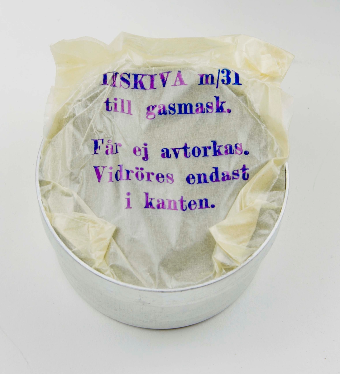 Skyddsmask modell 1931 - 1936. Förvaras i grön tygväska med axelremmar.
I väskan medföljer en stålburk med imskivor till gasmask, mindre stålburk med en tejprulle, en trasa, gasfilter, mask samt slang m/31.

Två blanketter medföljer i väskan, ett utdrag ur rekrytundervisning för Flygvapnet 1938 samt en Materielreversal.