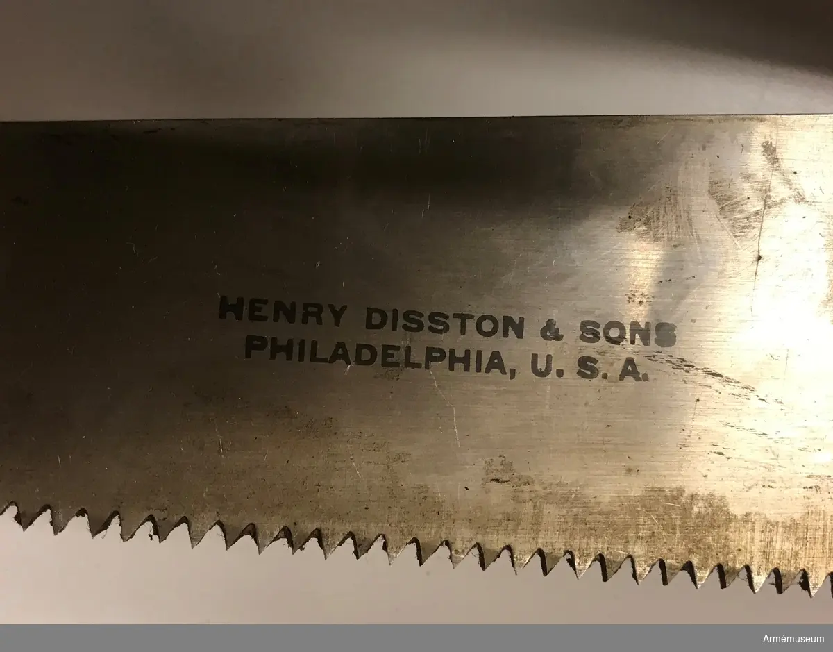 3 delar med lina. Sågbladet märkt "Henry Disston & Sons Philadelphia, U.S.A."