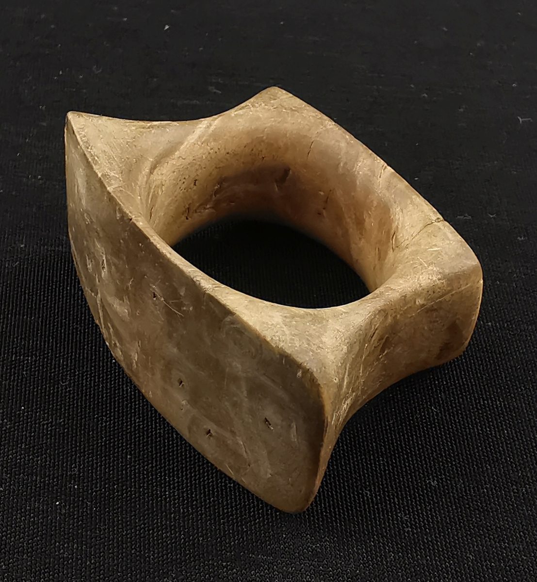 Utskåret ring (tørklering, skjerfring) i tre, gitt til Per Christoffersen (F. 1917, Mosjøen) under hans fangenskap på Falstad i 1943. Forsida er uten påskrift. På baksida er det skrevet "Falstad 1943".