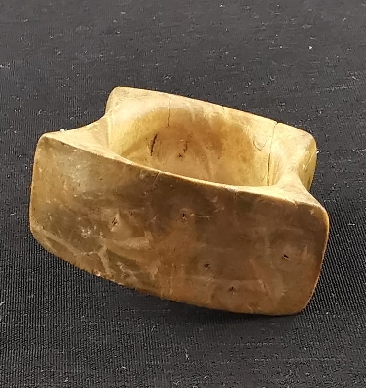 Utskåret ring (tørklering, skjerfring) i tre, gitt til Per Christoffersen (F. 1917, Mosjøen) under hans fangenskap på Falstad i 1943. Forsida er uten påskrift. På baksida er det skrevet "Falstad 1943".