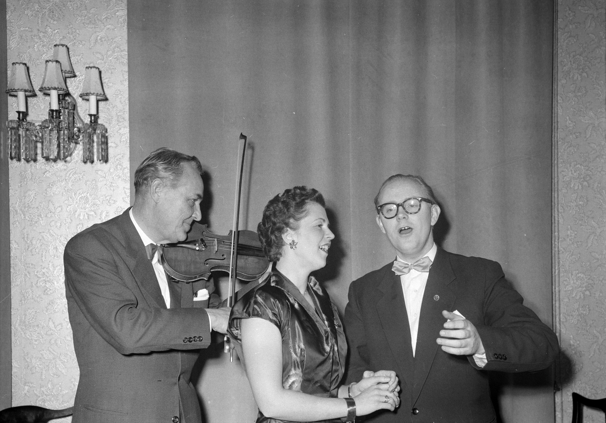 Røde Kors Barnehjelps fastelavnsfest i Britannia. Operettemelodier med Else Marie Lund og Arne Bjerge