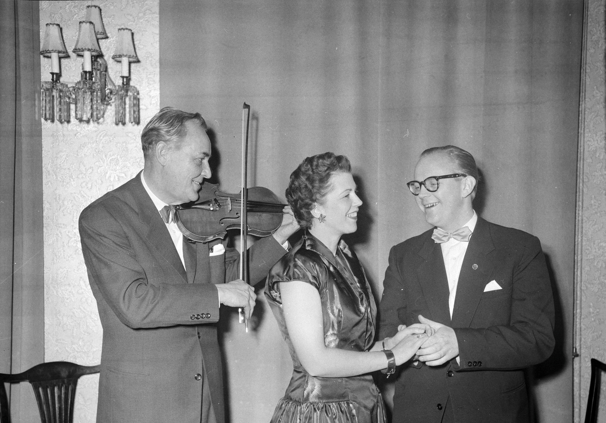 Røde Kors Barnehjelps fastelavnsfest i Britannia. Operettemelodier med Else Marie Lund og Arne Bjerge