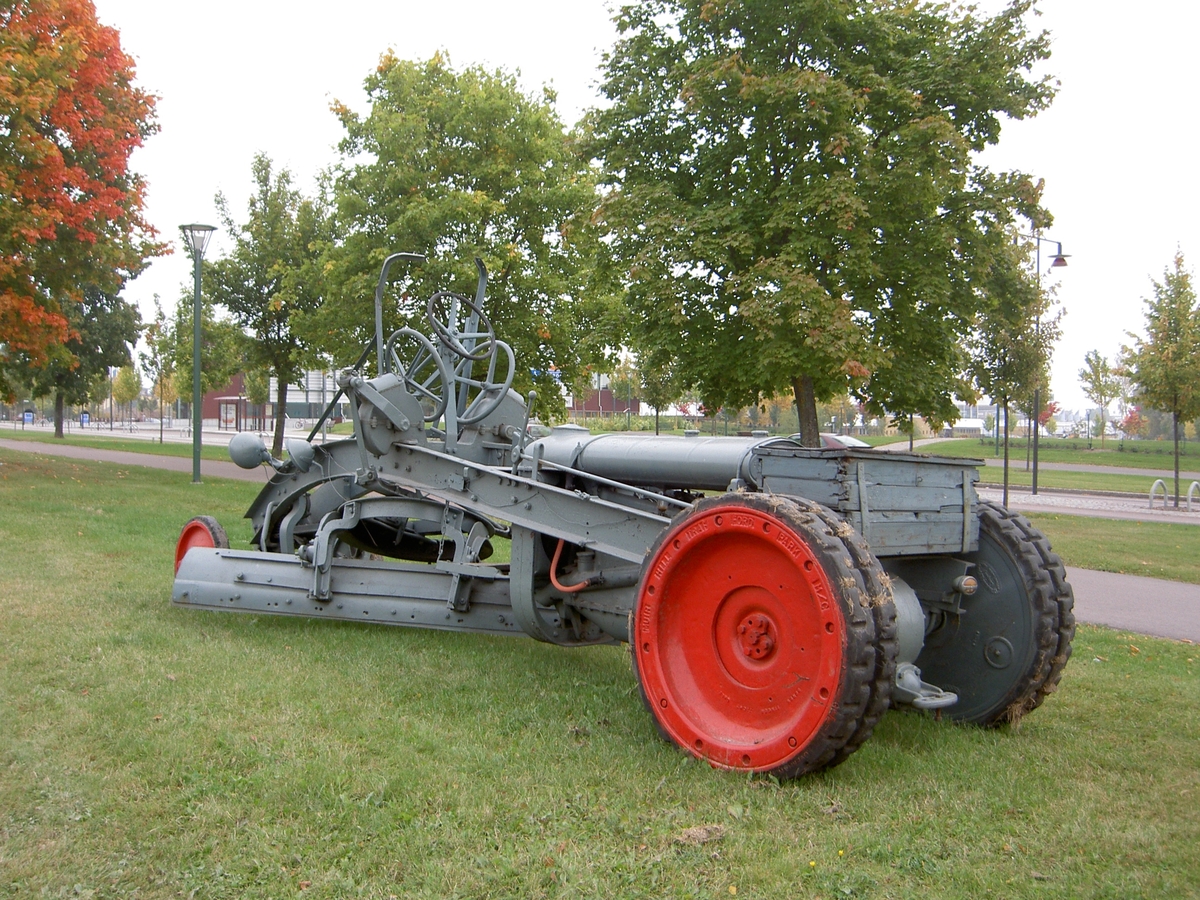 Väghyvel med elipsformat ramverk.  Ratt och ståplats för föraren mitt på maskinen.  Motor och drivmedlestank baktill.  Längst bak verktygslåda av trä, tjärpapp på locket.  Styrratt och två rattar för reglering av hyvelblad.  Hyvelbladet upphängt på en cirkelformad ram. 2 strålkastare framtill. 2 ståndare vid förarplatsen för ett tak.  Gråmålad, fälgar röda, hyvelstål svartmålat.  Massiva gummihjul.  

Skylt på fronten:"AB Hollingworth & Co Stockholm STARK.  På tankens bakre gavel: "Ford Motor Company Ltd England.  På sidoram skylt: "Väghyvel Stark, hyvelnummer 483, motornummer 671453" (samt förslag på vilka olika typer av motorolja som skall användas) "AB Andrew Hollingworth & Co Stockholm".  Fordsonmotor.

Modell: Stark
VV-nr: 823
Motornr: 671453