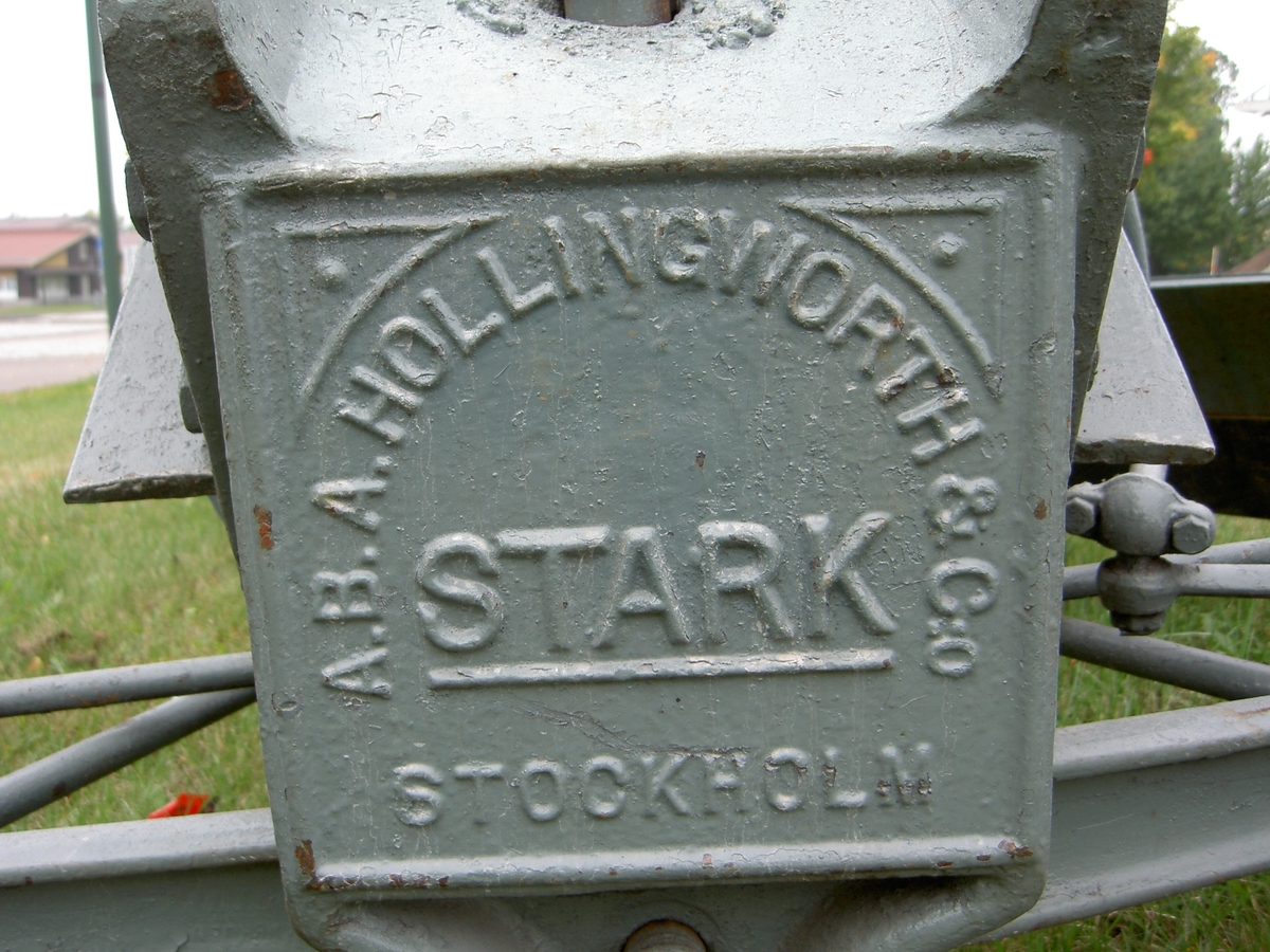 Väghyvel med elipsformat ramverk.  Ratt och ståplats för föraren mitt på maskinen.  Motor och drivmedlestank baktill.  Längst bak verktygslåda av trä, tjärpapp på locket.  Styrratt och två rattar för reglering av hyvelblad.  Hyvelbladet upphängt på en cirkelformad ram. 2 strålkastare framtill. 2 ståndare vid förarplatsen för ett tak.  Gråmålad, fälgar röda, hyvelstål svartmålat.  Massiva gummihjul.  

Skylt på fronten:"AB Hollingworth & Co Stockholm STARK.  På tankens bakre gavel: "Ford Motor Company Ltd England.  På sidoram skylt: "Väghyvel Stark, hyvelnummer 483, motornummer 671453" (samt förslag på vilka olika typer av motorolja som skall användas) "AB Andrew Hollingworth & Co Stockholm".  Fordsonmotor.

Modell: Stark
VV-nr: 823
Motornr: 671453