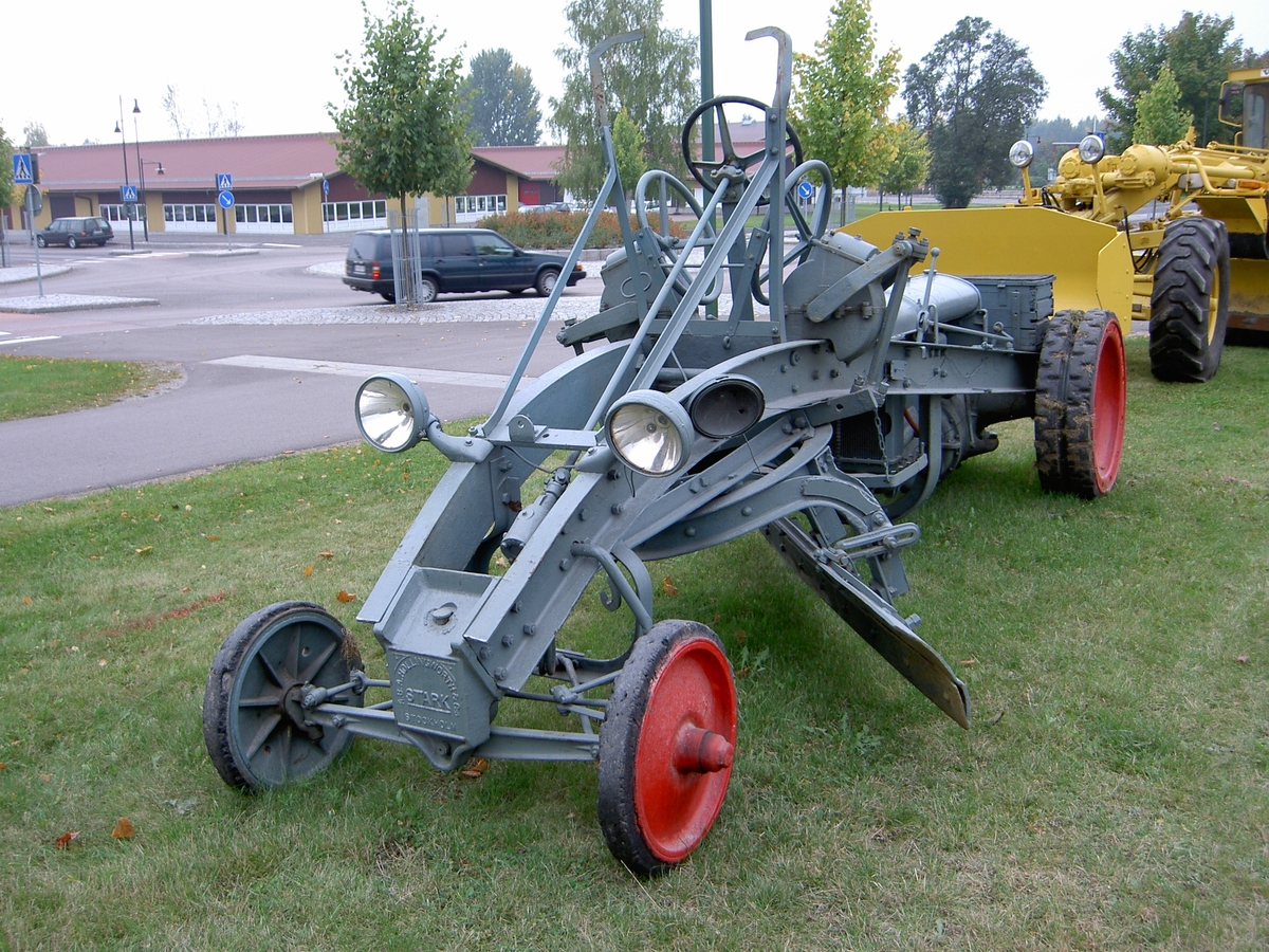 Väghyvel med elipsformat ramverk.  Ratt och ståplats för föraren mitt på maskinen.  Motor och drivmedlestank baktill.  Längst bak verktygslåda av trä, tjärpapp på locket.  Styrratt och två rattar för reglering av hyvelblad.  Hyvelbladet upphängt på en cirkelformad ram. 2 strålkastare framtill. 2 ståndare vid förarplatsen för ett tak.  Gråmålad, fälgar röda, hyvelstål svartmålat.  Massiva gummihjul.  

Skylt på fronten:"AB Hollingworth & Co Stockholm STARK.  På tankens bakre gavel: "Ford Motor Company Ltd England.  På sidoram skylt: "Väghyvel Stark, hyvelnummer 483, motornummer 671453" (samt förslag på vilka olika typer av motorolja som skall användas) "AB Andrew Hollingworth & Co Stockholm".  Fordsonmotor.

Modell: Stark
VV-nr: 823
Motornr: 671453
