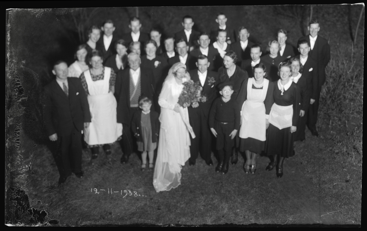 Bröllopspar med gäster