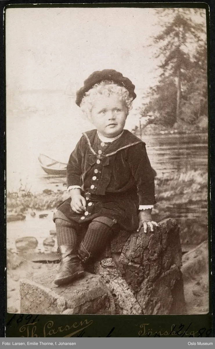 portrett, gutt, sittende helfugur, bakteppe, landskap
