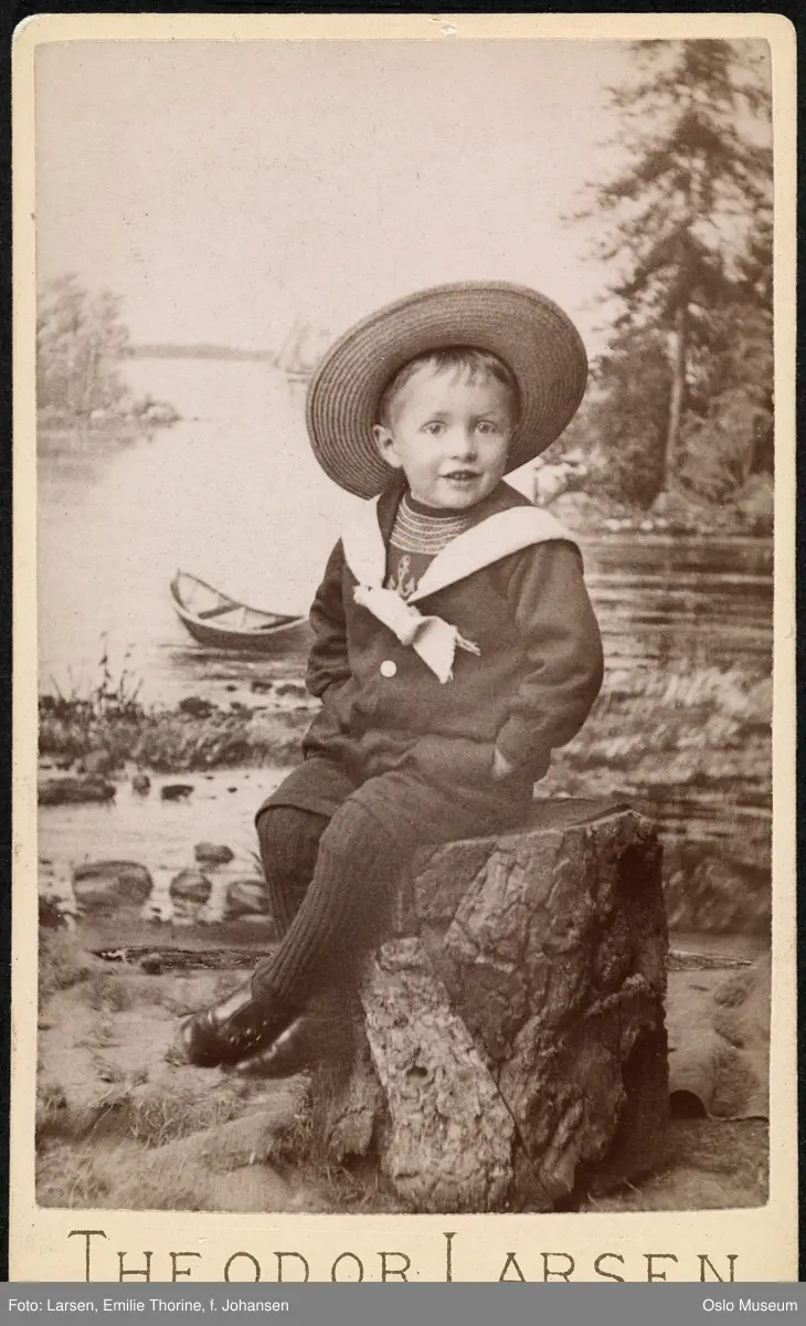 portrett, gutt, sittende helfugur, bakteppe, landskap