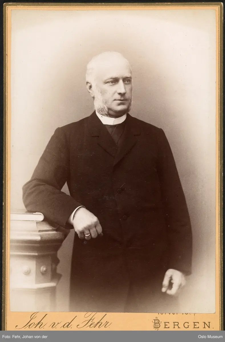 portrett, mann, sorenskriver, vignettert stående halvfigur