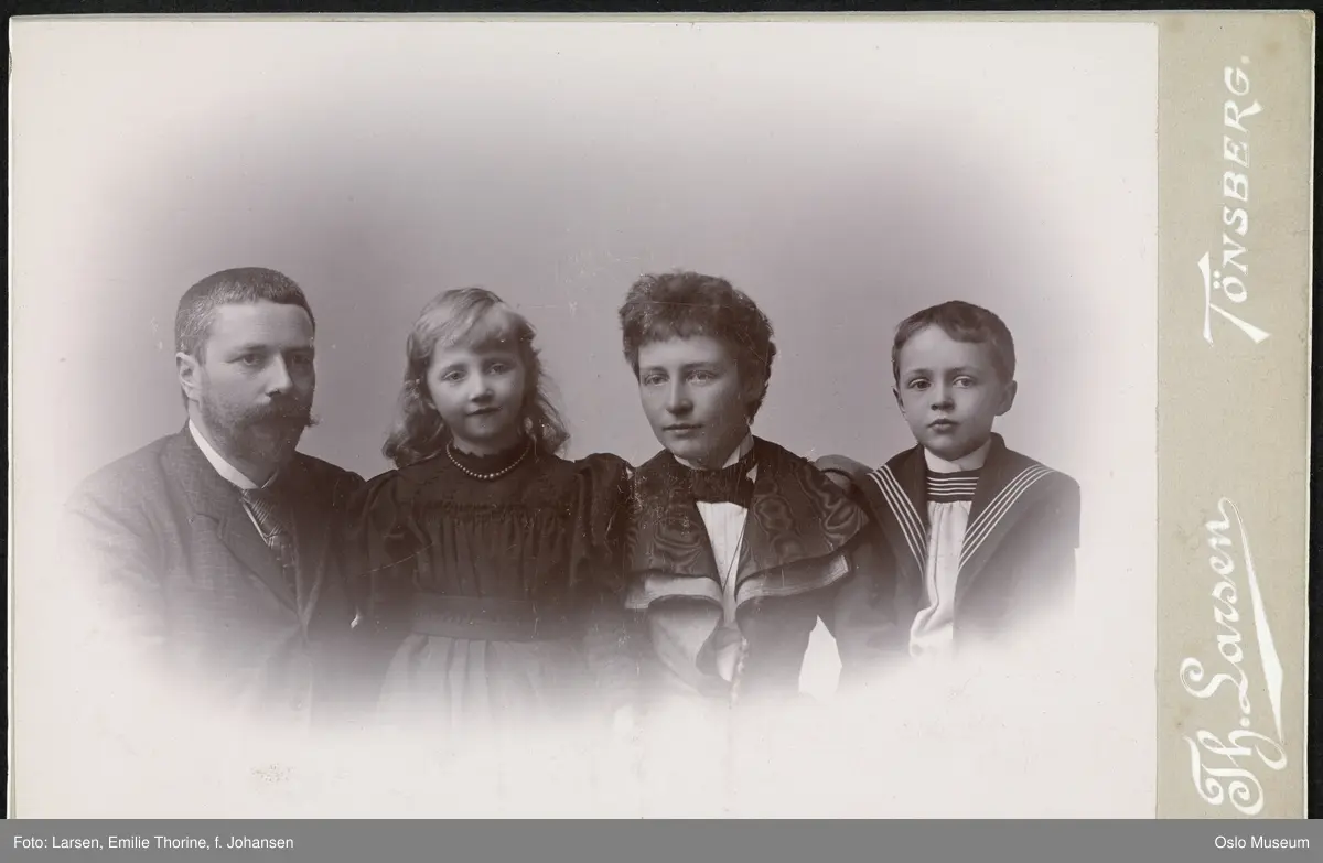 familiegruppe, mann, kvinne, ektepar, barn, gutt, jente, vignettert brystbilde