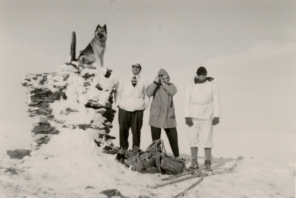 Personer på skitur på Norderhogna