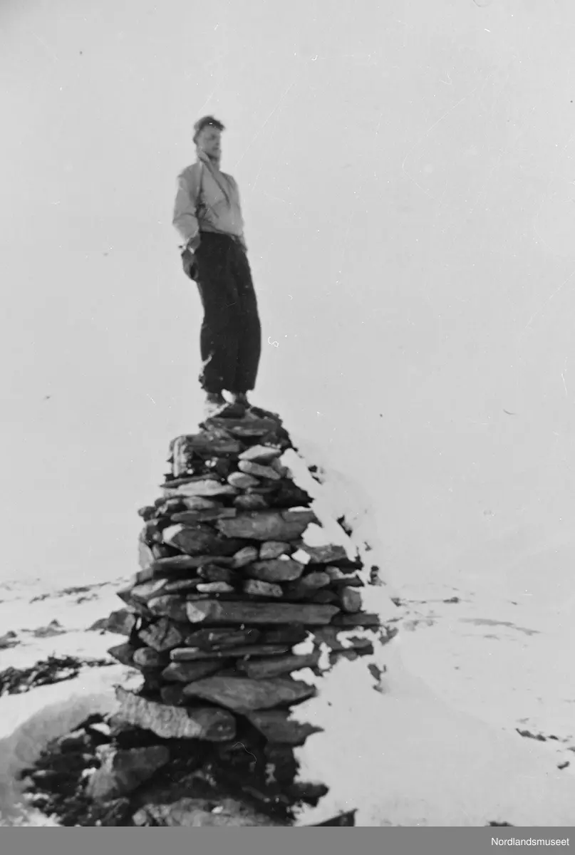 En varde. Johannes Sletteng på varden på Håfjellet. Varden er bygd opp av flate stein lagt i sirkel.