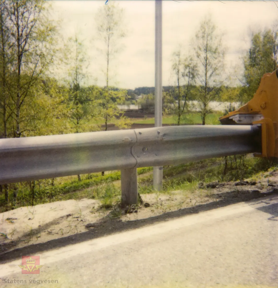 Vedlikehold av guardrail (vegrekkverk) langs E18. Skadet guardrail, før oppretting. Stedsnavn Brekka i Arendal.