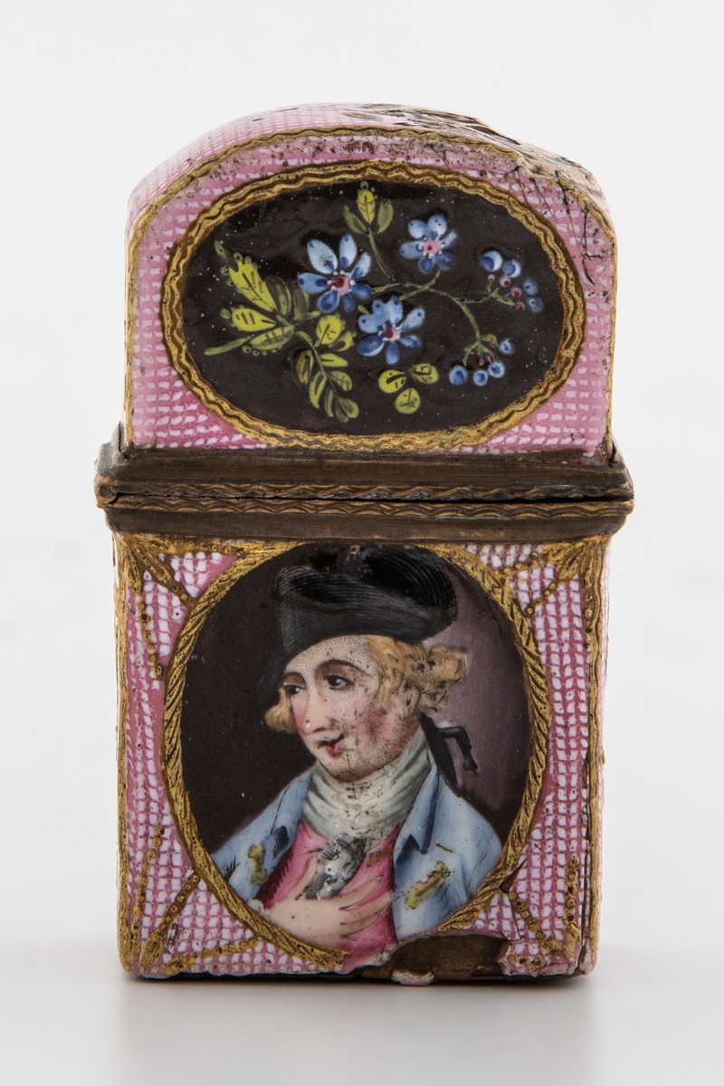 Rektangulært etui i emaljert kobber. Hengslet lokk som er festet til kortsiden. Yttersiden er dekket med rosafarget opak emalje, som er bemalt med små hvite prikker, samt forgylt detaljering og rocailler. På hver av beholderens langsider er det fremstilt portrettmedaljonger, henholdsvis av en kvinne og en mann iført 1700-tallsgevanter. På lokkets langsider er det ovale billedfelt med blomsterdekor. Beholderens innside er delt av en tverrgående skillevegg. 