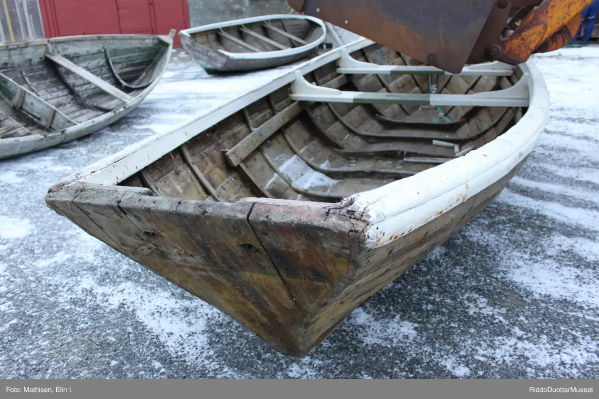 Dory er en flatbunnet åpen båt uten kjølkonstruksjon. Den flate bunnen gjør at båten sklir lettere over not og tauverk. Bunn og sider er bygget av langsgående bord. To tofter fremme, festet til ripa med tofteknekter. Botnbanda er knekt i den flate bunnen midtskips.
Akterspeilet (hekken) består av kraftige loddrette trematerialer. Stevntoppen er avrundet i flukt med ripa og har lyrodder (forsterkning) på innsiden. Rekka er kraftig med bred fenderlist og vaterbord. Det er hull til tollepinner i ripa, fram- og akterut .
To hull på begge sider av bauen, et stykke nedenfor ripebordet, er til slepetau som slik kan trees inn bak forstevnen. 
