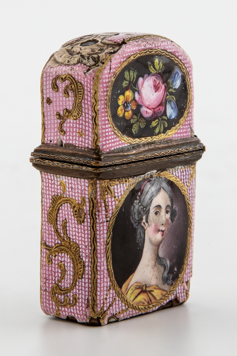 Rektangulært etui i emaljert kobber. Hengslet lokk som er festet til kortsiden. Yttersiden er dekket med rosafarget opak emalje, som er bemalt med små hvite prikker, samt forgylt detaljering og rocailler. På hver av beholderens langsider er det fremstilt portrettmedaljonger, henholdsvis av en kvinne og en mann iført 1700-tallsgevanter. På lokkets langsider er det ovale billedfelt med blomsterdekor. Beholderens innside er delt av en tverrgående skillevegg. 