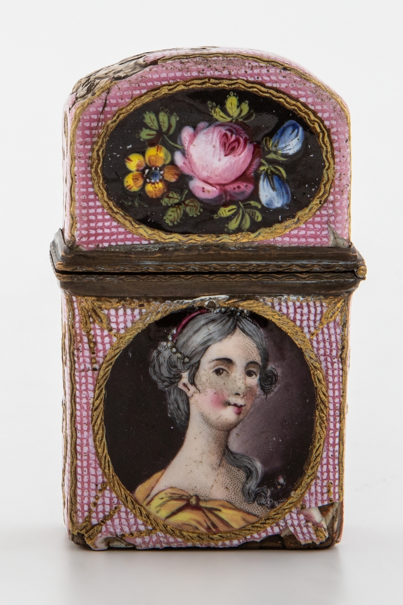 Rektangulært etui i emaljert kobber. Hengslet lokk som er festet til kortsiden. Yttersiden er dekket med rosafarget opak emalje, som er bemalt med små hvite prikker, samt forgylt detaljering og rocailler. På hver av beholderens langsider er det fremstilt portrettmedaljonger, henholdsvis av en kvinne og en mann iført 1700-tallsgevanter. På lokkets langsider er det ovale billedfelt med blomsterdekor. Beholderens innside er delt av en tverrgående skillevegg. 