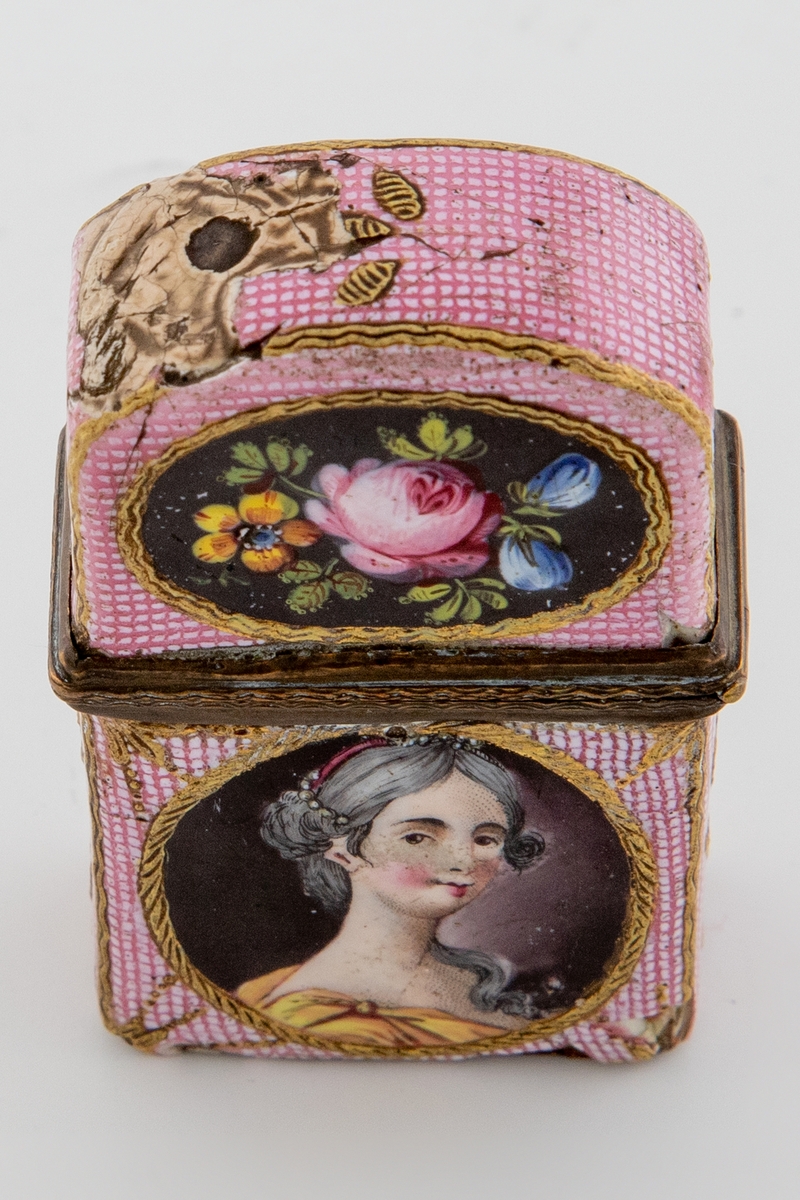 Rektangulært etui i emaljert kobber. Hengslet lokk som er festet til kortsiden. Yttersiden er dekket med rosafarget opak emalje, som er bemalt med små hvite prikker, samt forgylt detaljering og rocailler. På hver av beholderens langsider er det fremstilt portrettmedaljonger, henholdsvis av en kvinne og en mann iført 1700-tallsgevanter. På lokkets langsider er det ovale billedfelt med blomsterdekor. Beholderens innside er delt av en tverrgående skillevegg. 