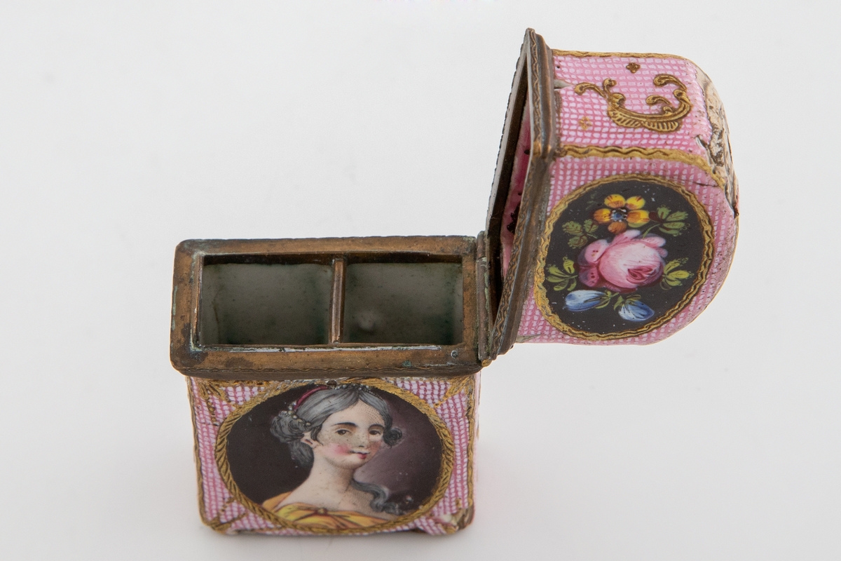 Rektangulært etui i emaljert kobber. Hengslet lokk som er festet til kortsiden. Yttersiden er dekket med rosafarget opak emalje, som er bemalt med små hvite prikker, samt forgylt detaljering og rocailler. På hver av beholderens langsider er det fremstilt portrettmedaljonger, henholdsvis av en kvinne og en mann iført 1700-tallsgevanter. På lokkets langsider er det ovale billedfelt med blomsterdekor. Beholderens innside er delt av en tverrgående skillevegg. 
