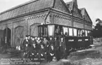 Jönköping-Gripenbergs Järnväg. Motorvagn med lok och verkstadspersonal vid Lokstallarna i Jönköping år 1925.