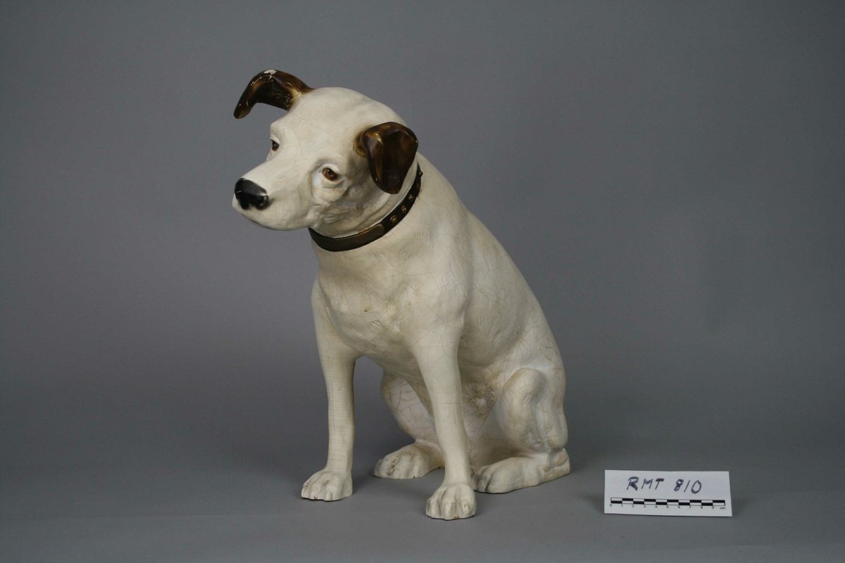 Hundefigur gips (alabaster) i malt i hvitt, brunt og rødt.