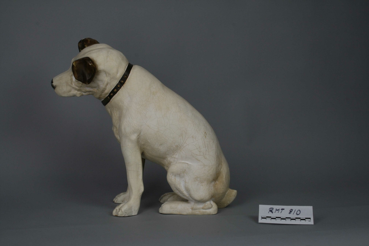 Hundefigur gips (alabaster) i malt i hvitt, brunt og rødt.