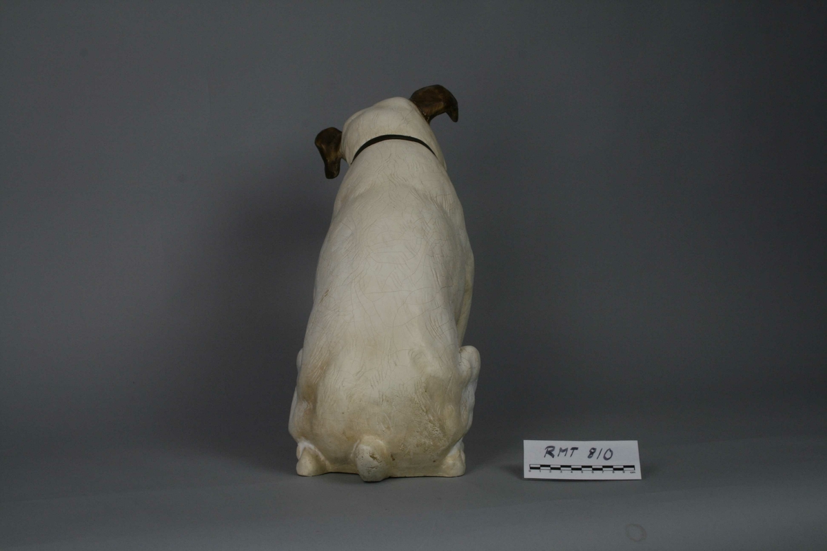 Hundefigur gips (alabaster) i malt i hvitt, brunt og rødt.