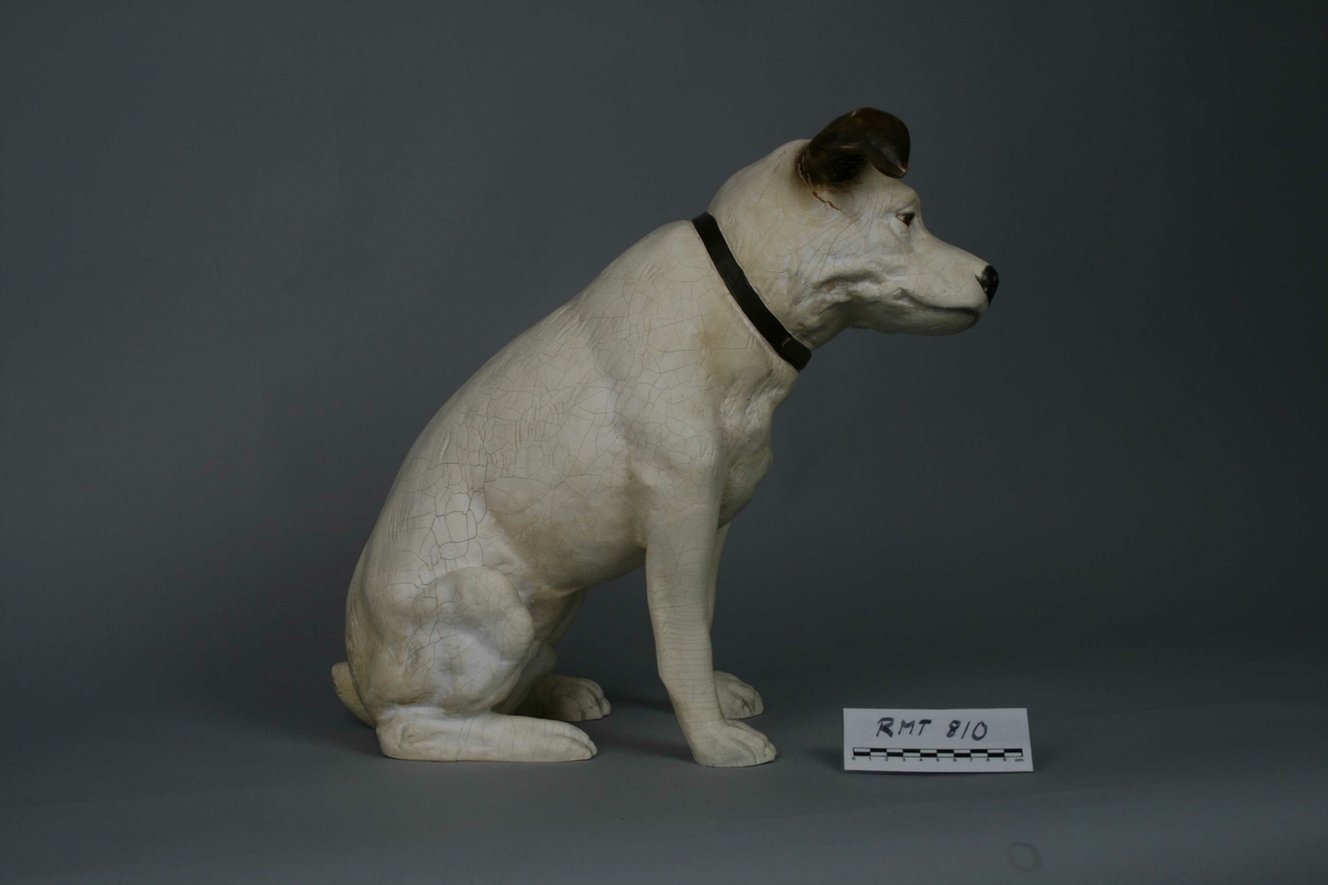 Hundefigur gips (alabaster) i malt i hvitt, brunt og rødt.