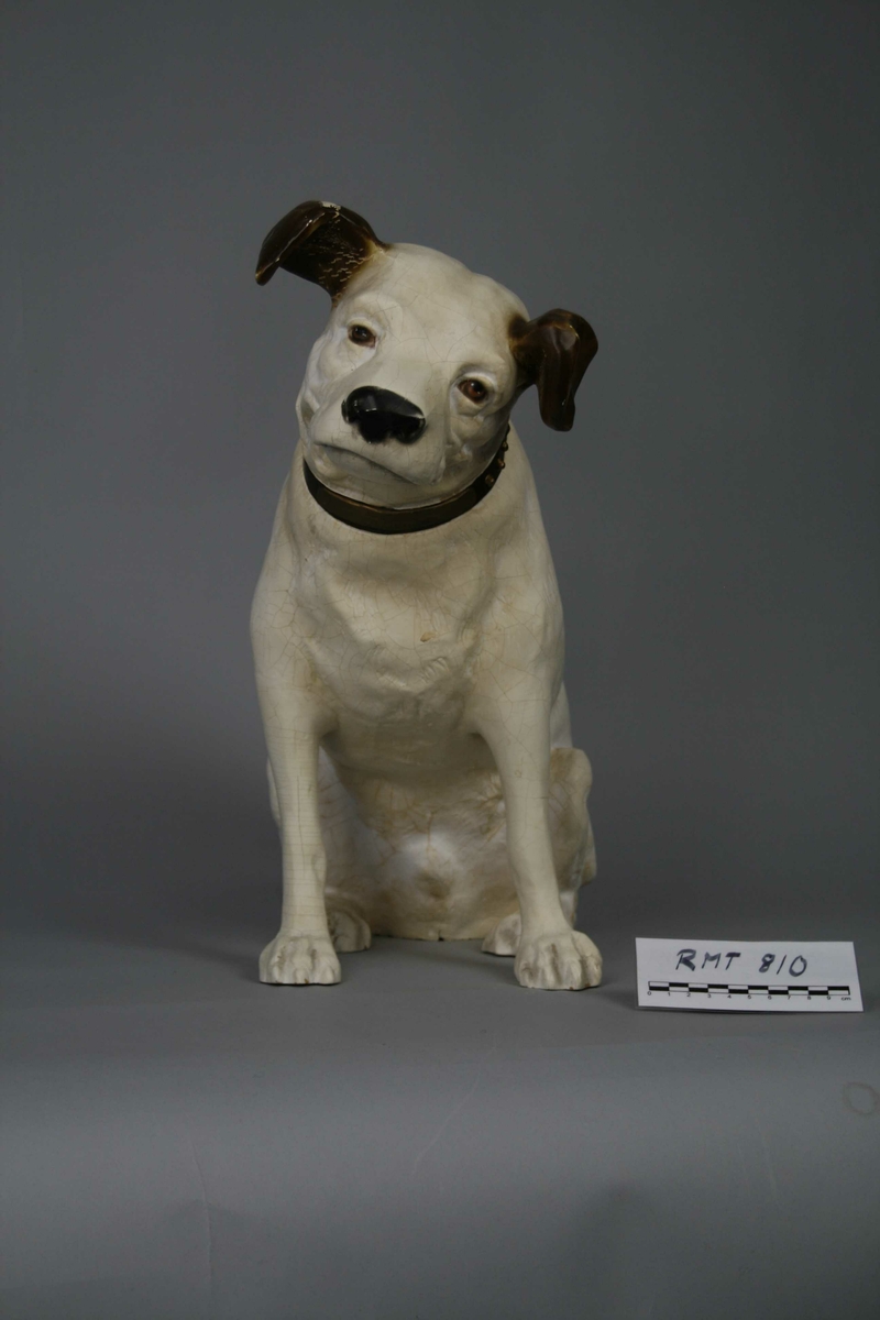 Hundefigur gips (alabaster) i malt i hvitt, brunt og rødt.