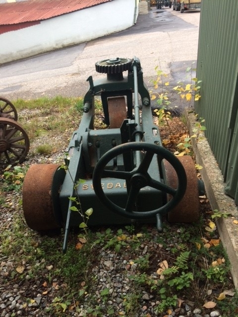 Grönmålad rivare, märkt Svedala i vitt.  Massiv gjutjärnsram med tre tänder i mitten. Tre massiva gjutjärnshjul, styrspak från främre änden till bakre kortsidan, ratt. 

Typ: 3