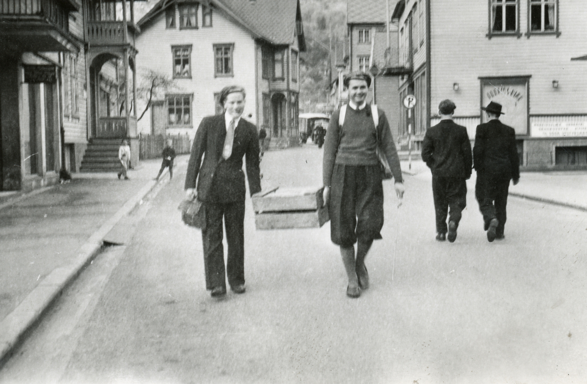 Russegutar i Eitrheimsvegen ved brødrene Melkeråen sin butikk på 1940-talet.