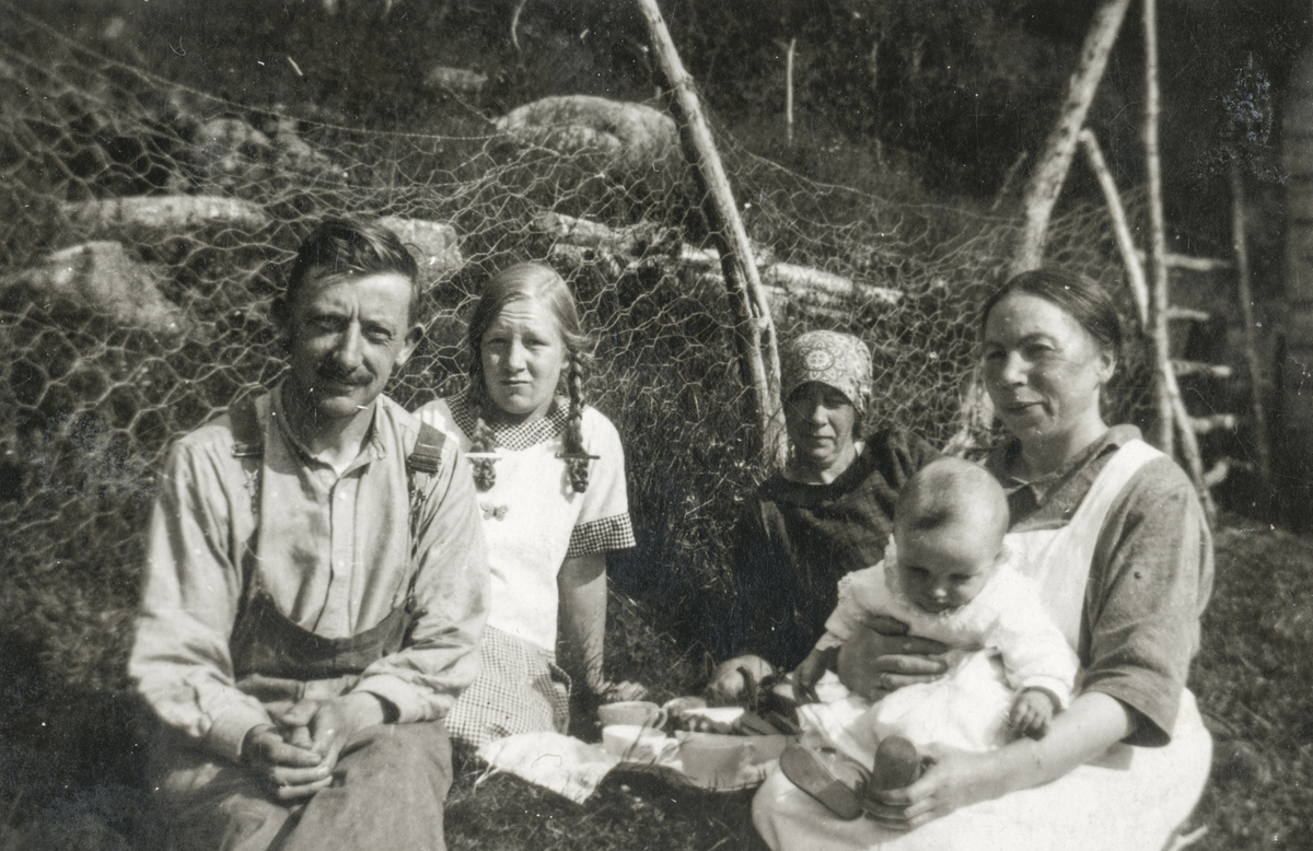 Familien Rønhovde på utflukt i 1926.