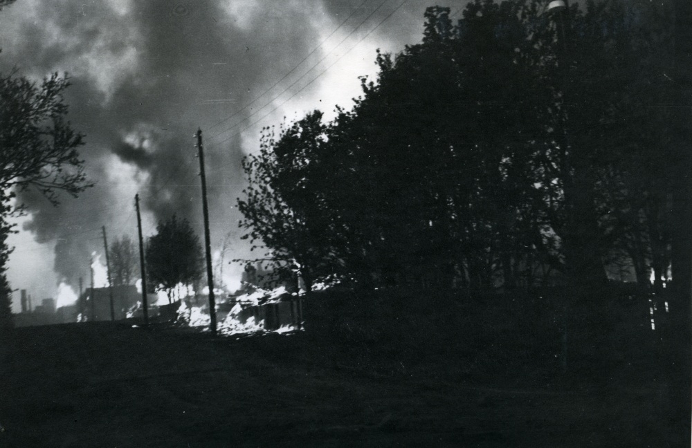 Bodø sentrum i brann etter tyske bombeangrep 27. mai 1940.