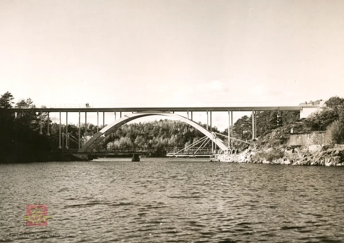 Høvåg bru over Naudesund fotografert før den gamle bru ble revet. Den nye vegbrua ble åpnet 7. sept. 1952. Buebru  i betong. Lengde 89,50 meter. Kilde: Statens vegvesen sitt bruregister "Brutus."
Bilde 2) Naudesund bru, bygget 1915-1916. Konstruert av E. N . Horgen. Brua er en skråstagsbru der deler av brua kan åpnes: "Det bestaar av 2 utkragede konsolbærere, fæstet ved forankringer i land, et midtparti hvilende paa en ca. 12 m høi jernpillar og en ruullebro med 6,5 m åpning". Kilde: artikkel av vegsjef J. B. Irgens i Lillesandsposten 19-01-1973. Fotoet er skannet fra den nevnte artikkelen i Lillesandsposten.
(Informant:  Harald Tallaksen)
