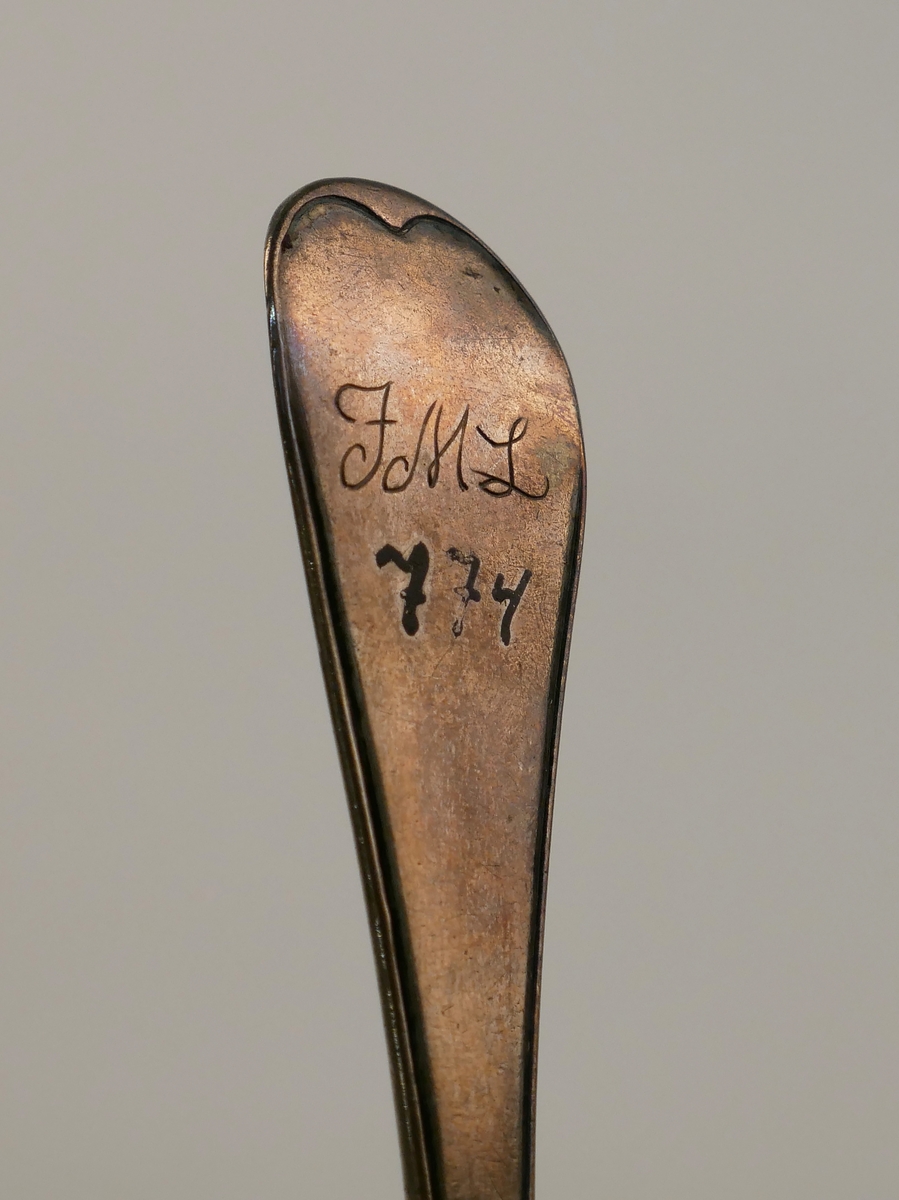Ett etui med en uppsättning resebestick, kniv, gaffel och sked av silver. Kniv och gaffel med skaft av pärlemor.
Skeden dekorerad med monogram "FML" och stämplad med årsbokstav: F2=1788 samt "Eneroth" = guld- och silversmed Petter Eneroth (1741-1809) mästare från 1771.