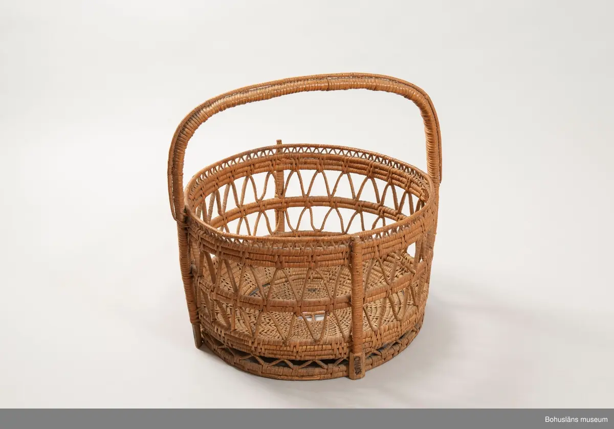 Korg med handtag. Betydande skador.

Ur handskrivna katalogen 1957-1958:
Brudkorg
Diam. 46-47,5 H. c:a 50. Flätad korg. Obetydligt skadad. Maskhål.

Inköpt av byggmästare Nordkvist för 5 kronor.