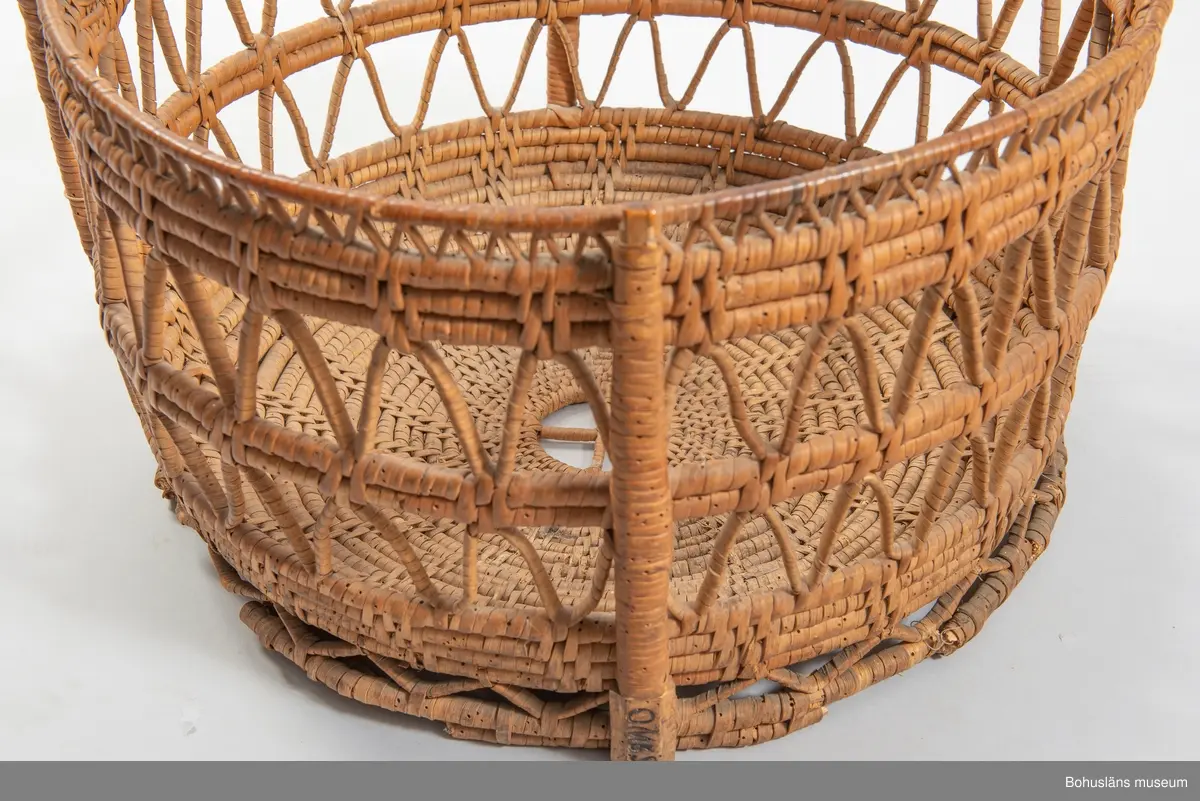 Korg med handtag. Betydande skador.

Ur handskrivna katalogen 1957-1958:
Brudkorg
Diam. 46-47,5 H. c:a 50. Flätad korg. Obetydligt skadad. Maskhål.

Inköpt av byggmästare Nordkvist för 5 kronor.