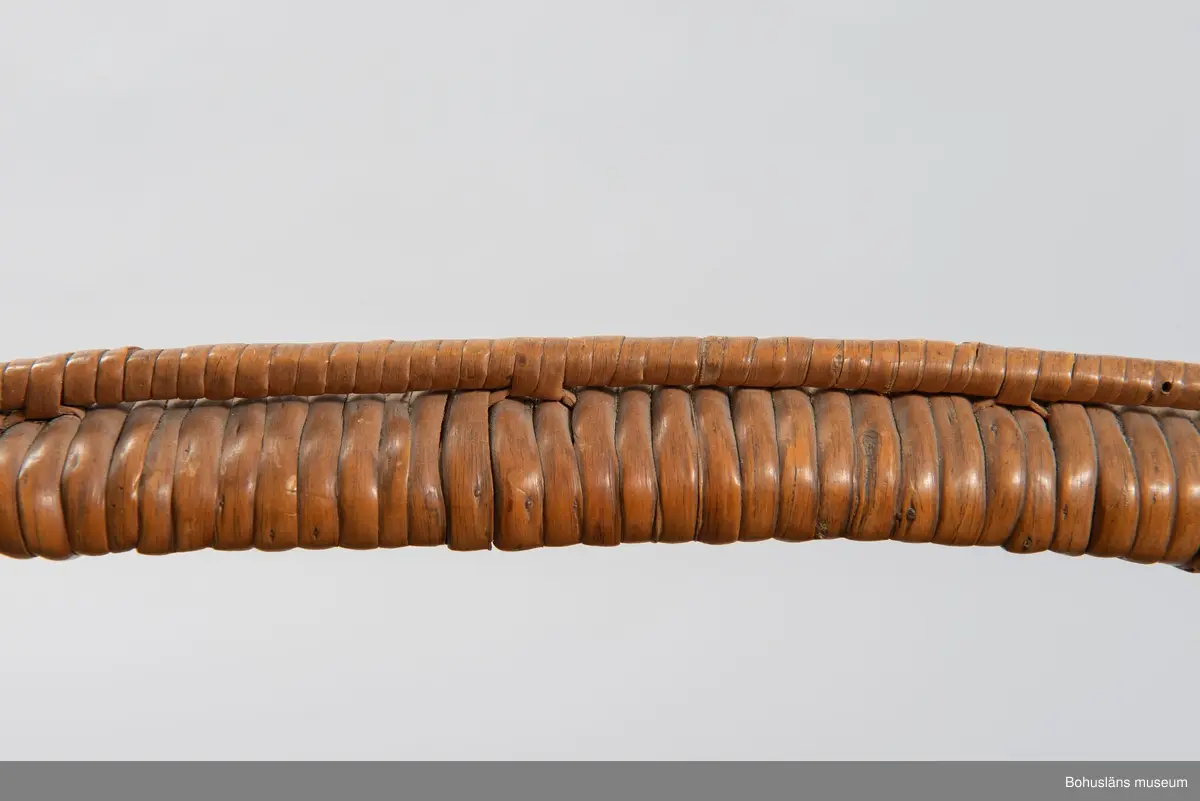 Korg med handtag. Betydande skador.

Ur handskrivna katalogen 1957-1958:
Brudkorg
Diam. 46-47,5 H. c:a 50. Flätad korg. Obetydligt skadad. Maskhål.

Inköpt av byggmästare Nordkvist för 5 kronor.